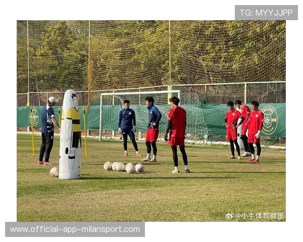 石家庄功夫杜智轩拉边接球,内切后送出斜塞 石家庄功夫杜智轩拉边接球,内切后送出斜塞