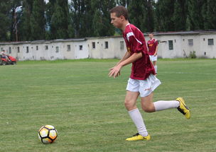 米兰官网-约旦国际举重赛吸引多国运动员参加，约旦举国旗